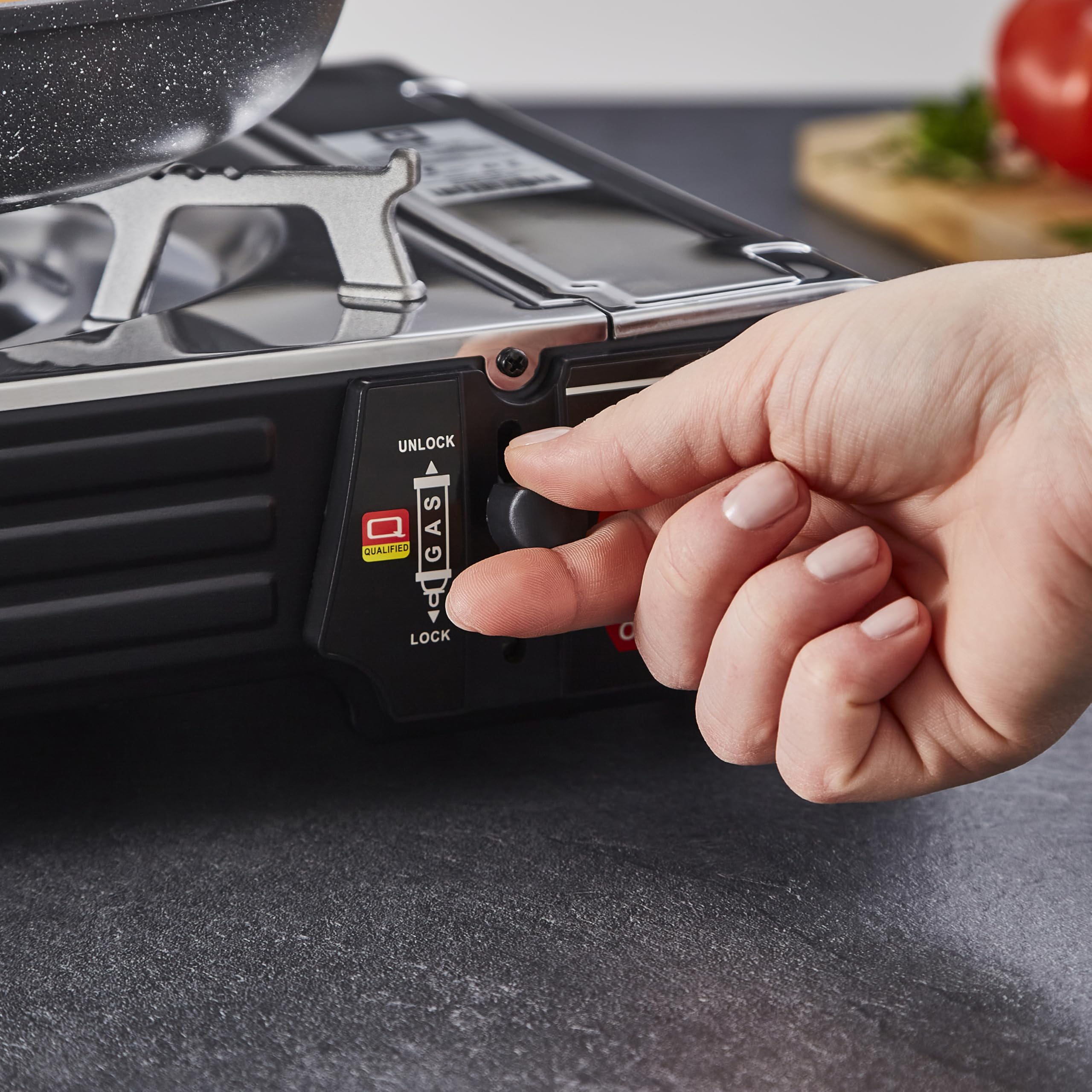 Geepas Gas Stove Single Burner – Portable Camping Stove BBQ Cooker with Carry Case, Outdoor Grill Plate – Automatic Ignition System, Enamel Pan Support, Butane Can or LPG Gas Source