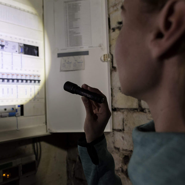 Ledlenser P7R torch LED, 1000 lumens, rechargeable Lithium 18650 battery, 210m long distance beam, focusable, up to zu 40h runtime, incl. magnetic charging system and wall mounting, Flashlight