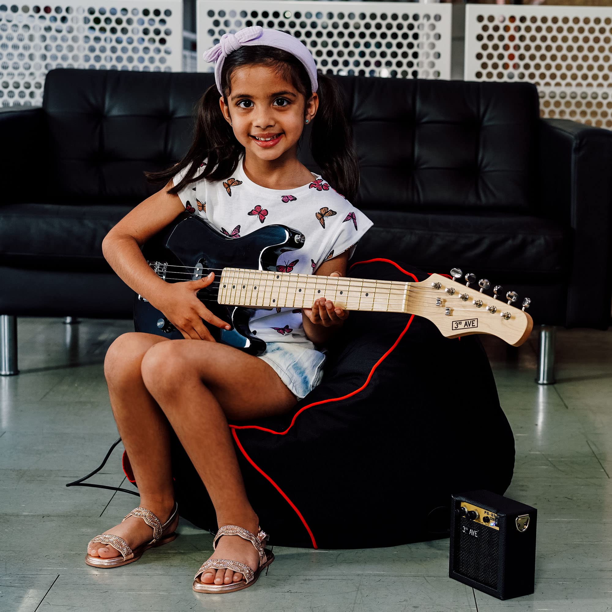 3rd Avenue 1/4 Size Kids Electric Guitar Pack for Junior Beginners - 6 Months FREE Lessons, 5W Portable Amp, Cable, Bag, Picks and Strap - Red