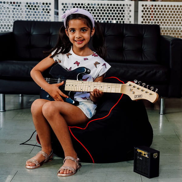 3rd Avenue 1/4 Size Kids Electric Guitar Pack for Junior Beginners - 6 Months FREE Lessons, 5W Portable Amp, Cable, Bag, Picks and Strap - Red