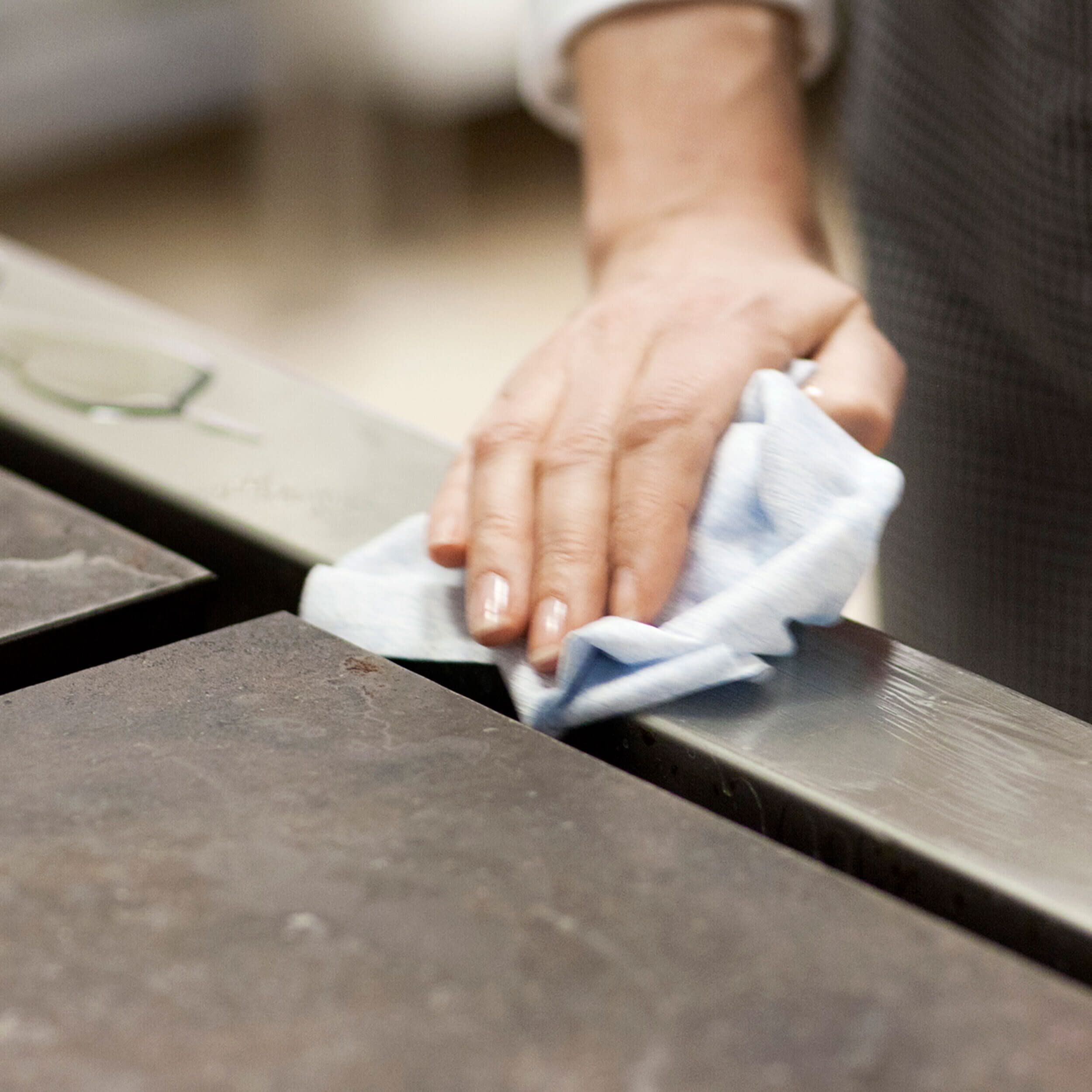 Tork 130070 Heavy-Duty Wiping Paper / 2 Ply Absorbent Paper Roll Suitable for Tork W1 Wipers Wall/Floor/Standard System / Blue / 1 x 340m / Ø 37.5cm