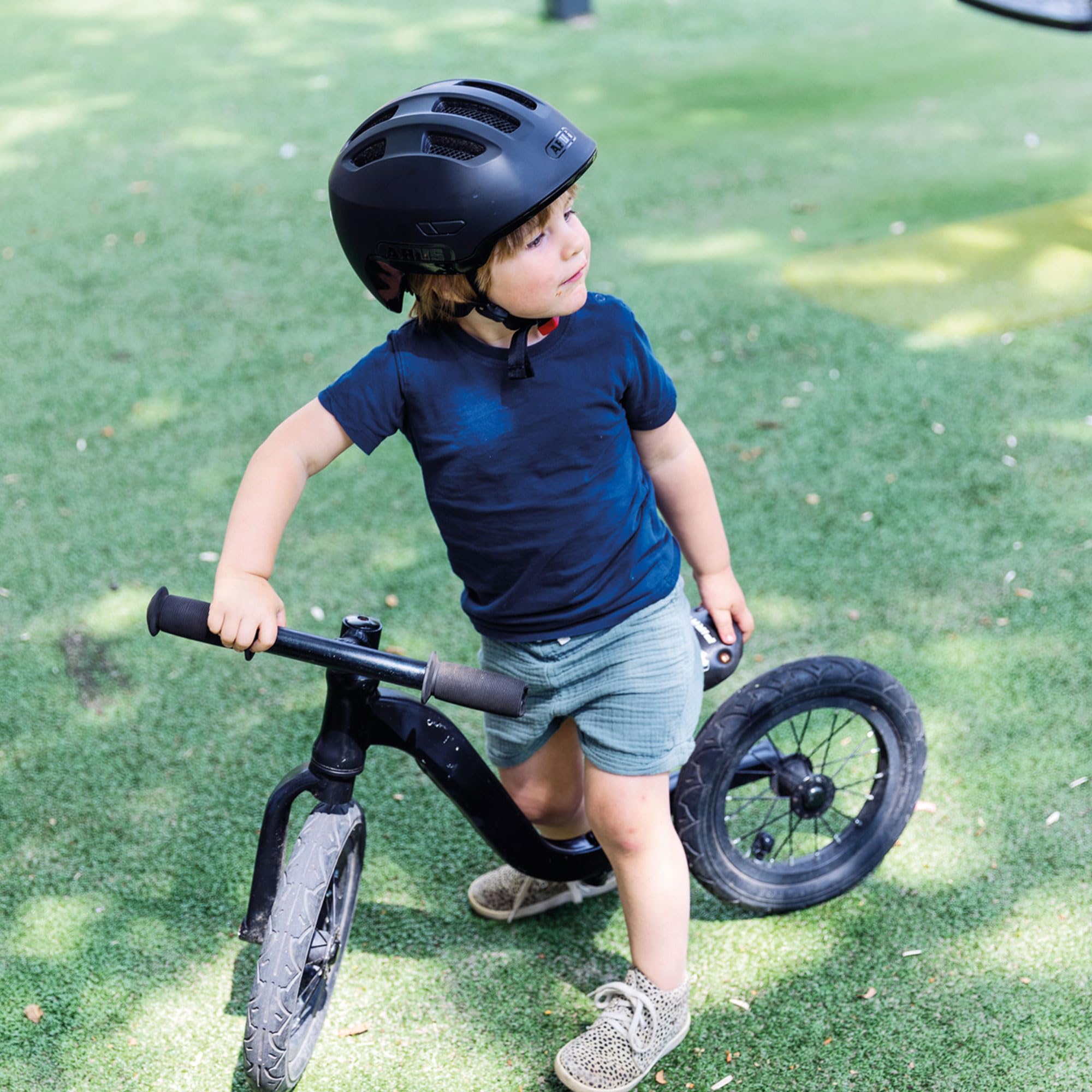 ABUS Smiley 3.0 children's helmet - bike helmet with a low fit, child-friendly designs and space for a pigtail - for girls and boys