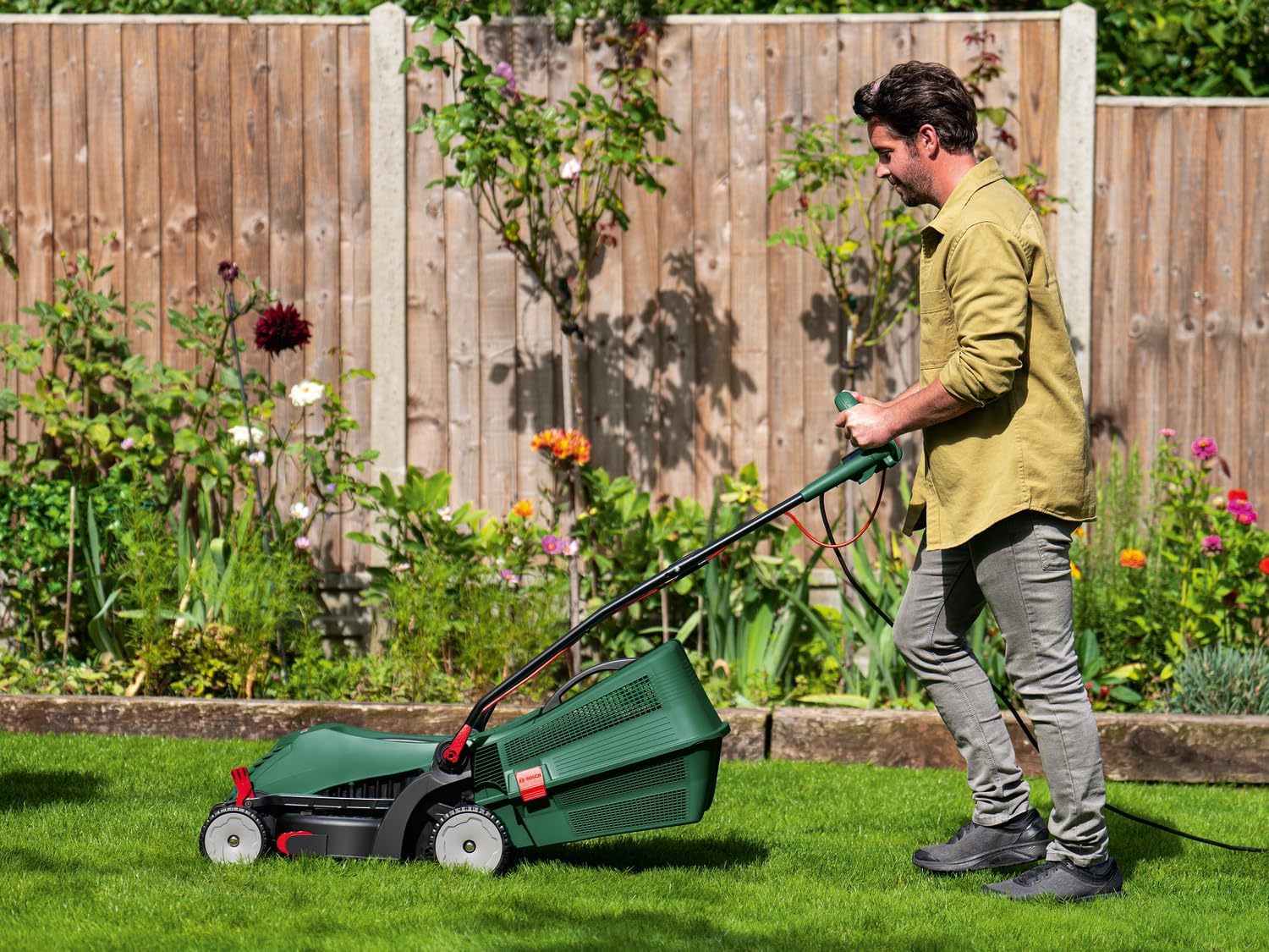 Bosch Corded Lawnmower UniversalRotak 34-410 (230 V, Cutting Width: 34 cm, 40-Litre Grass Box, with GrassCombs)