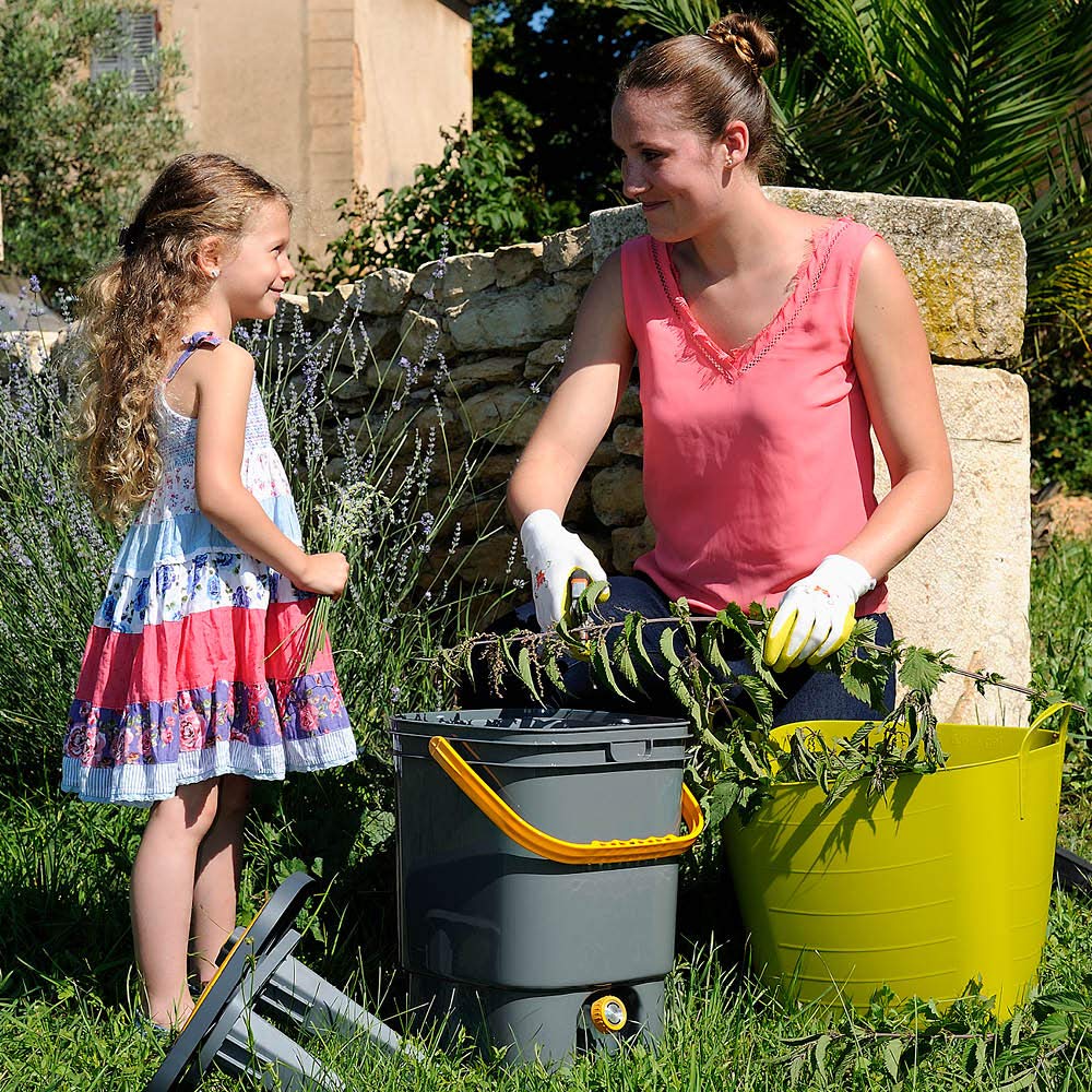 HOZELOCK - Liquid Fertaliser Biomix : Natural Gardening, Homemade Nutrient Rich Liquid Plant Feed, Ultimate Solution to Care for Plants, Easy-to-use