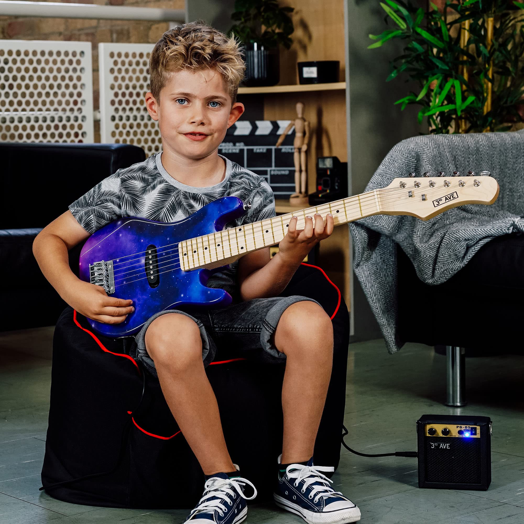 3rd Avenue 1/4 Size Kids Electric Guitar Pack for Junior Beginners - 6 Months FREE Lessons, 5W Portable Amp, Cable, Bag, Picks and Strap - Red