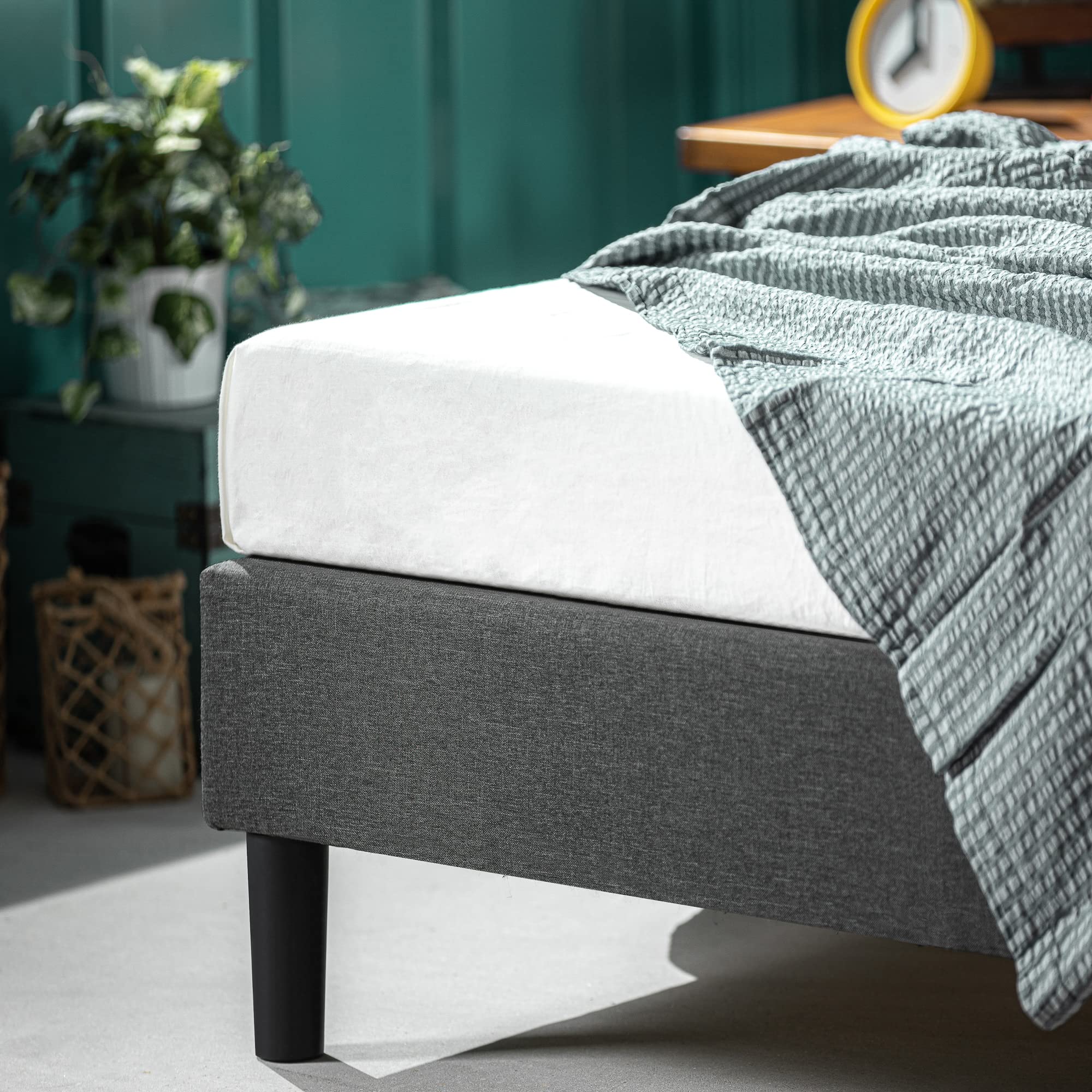 Zinus Curtis Super King Bed frame - Bed 180x200 cm - 35 cm Height - Upholstered Platform Bed frame with Wood slat support - Grey