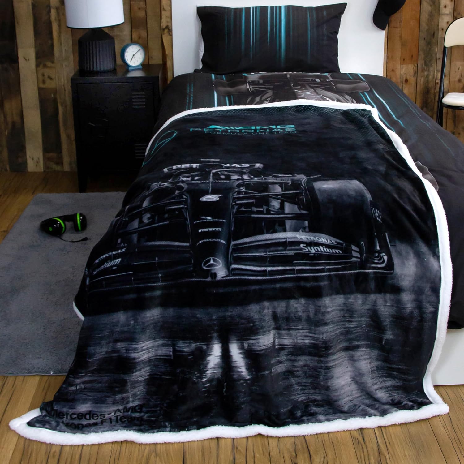 Mercedes AMG Petronas Official Fleece Blanket | Super Soft Warm Throw with Sherpa Reverse, Formula One Design | Perfect For Home, Bedroom, Sleepovers & Camping | Size 120 x 150cm