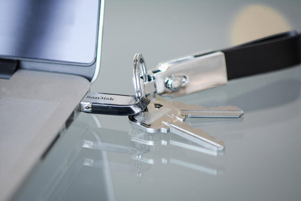 SanDisk Ultra Flair 256GB USB 3.0 Flash Drive, USB Stick, memory stick with transfer speeds up to 150MB/s Read, Durable, Sleek Metal Casing, Silver/Black