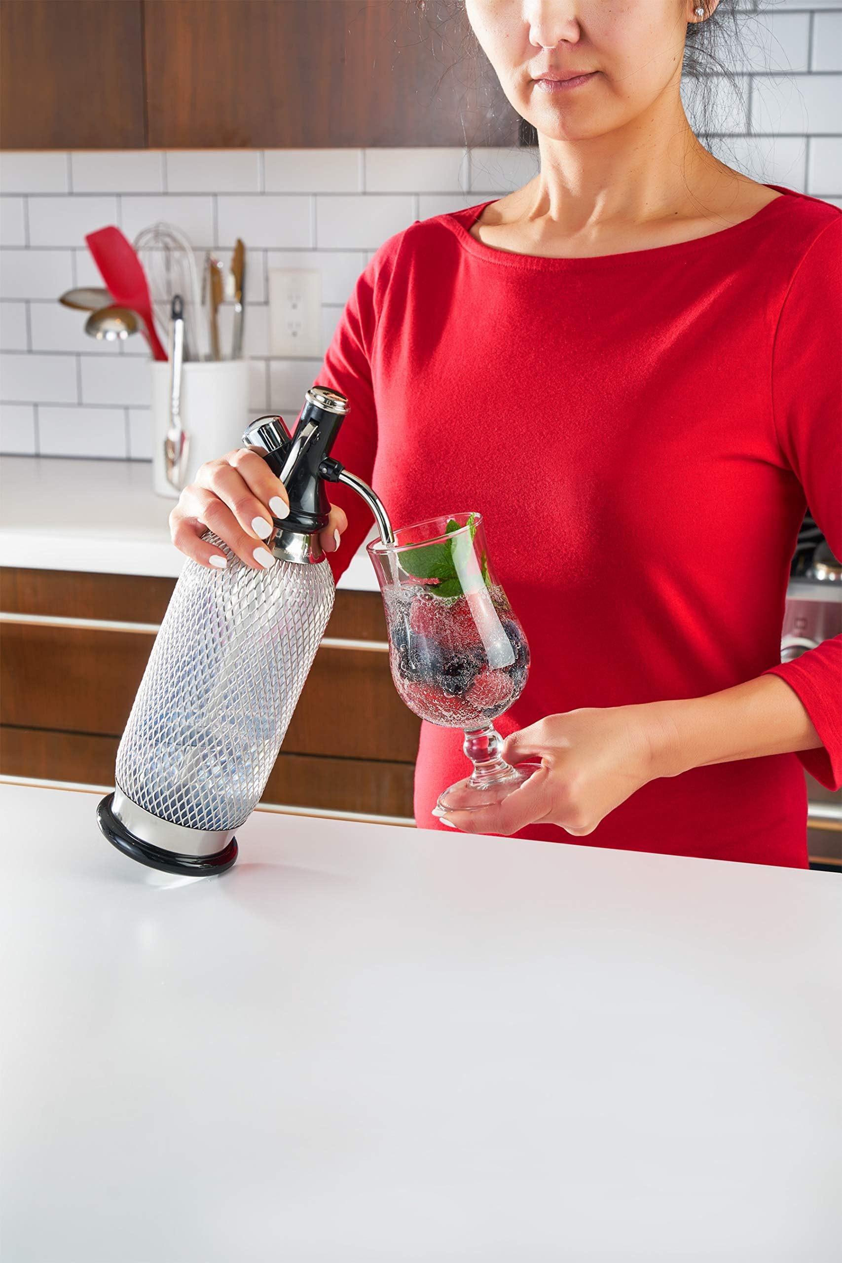 iSi 1060 stainless Sodamaker Classic, 1.0 L, sparkling water bubbler with PEN bottle with stainless steel net, carbonic acid for water, soda maker,