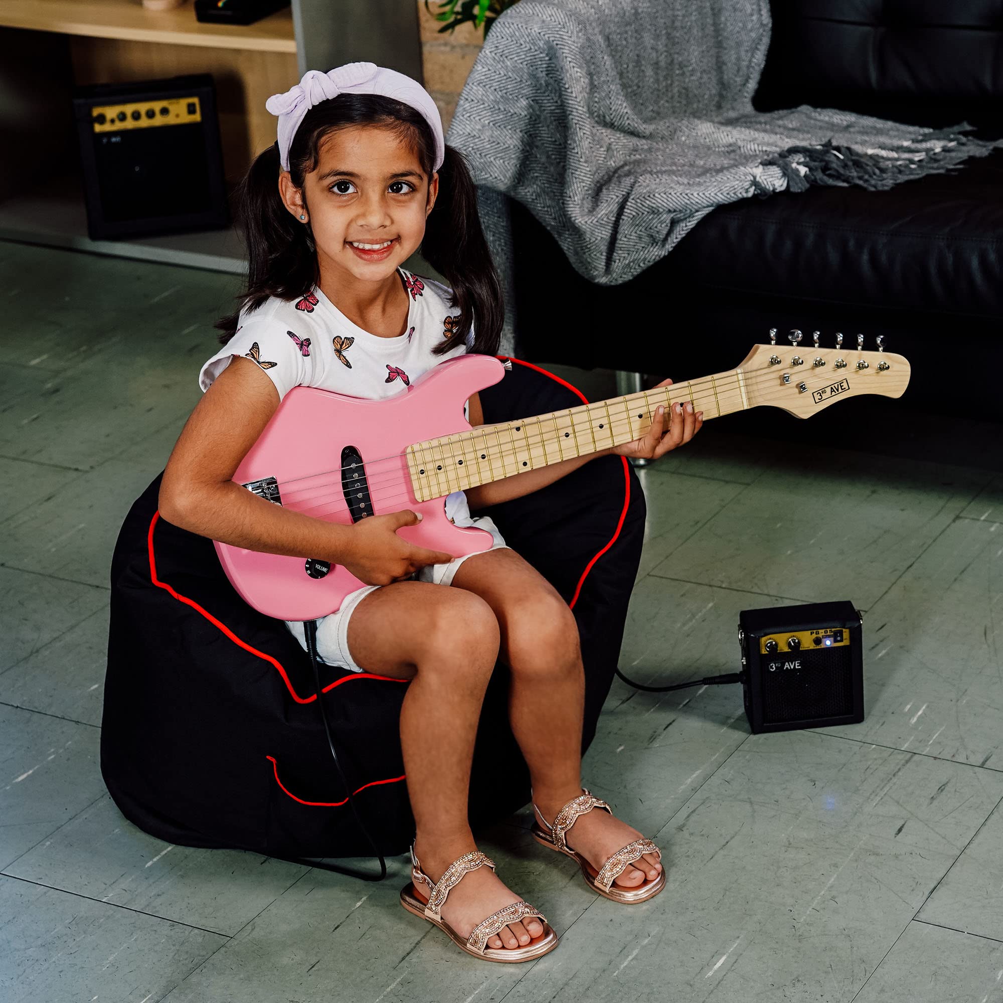 3rd Avenue 1/4 Size Kids Electric Guitar Pack for Junior Beginners - 6 Months FREE Lessons, 5W Portable Amp, Cable, Bag, Picks and Strap - Red
