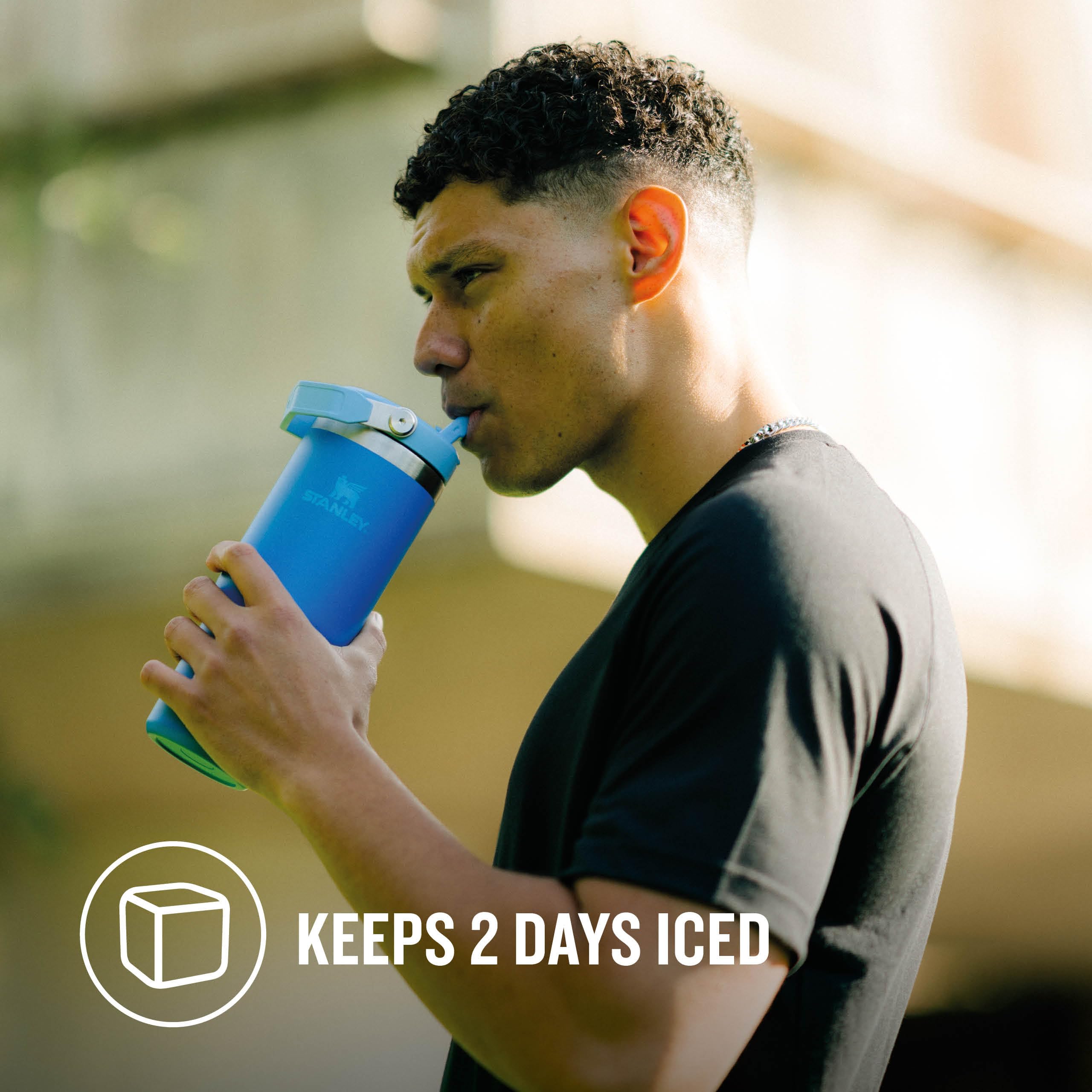 Stanley Flip Straw Tumbler 1.0 Water Bottle With Straw 0.89L - Keeps Cold For 12+ Hours - Easy To Carry - Dishwasher Safe - Stainless Steel Thermal Flask - BPA-Free Travel Mug - Navy