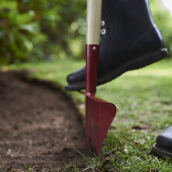 Fiskars Classic Lawn Edger, Length: 104 cm, Width: 23.5 cm, Boron steel head/Ash wood handle, Red/Natural Wood, 1003707