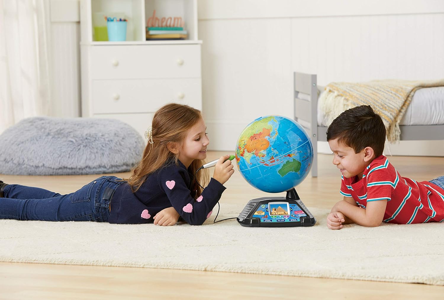 LeapFrog Magic Adventures Globe, Interactive Childrens Globe, Educational Smart Globe for Kids with 2.7 Inch LCD Screen, Toys for Children with Games and Activities, Suitable for 5, 6, 7+ Year Olds