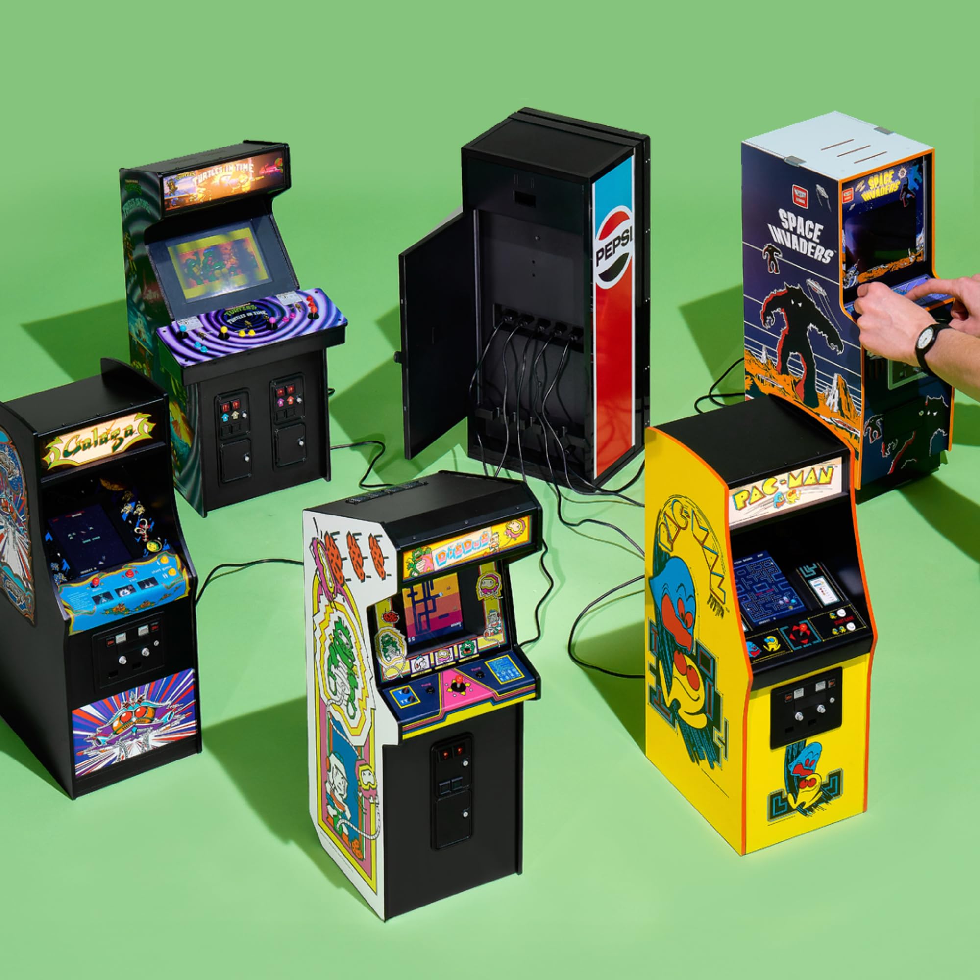 Quarter Arcades Pepsi Retro Vending Machine USB Hub - 5-Port Powered Hub with Authentic 1980s Design, LED Illumination, and Miniature Pepsi Can Dispenser [video game] [video game]