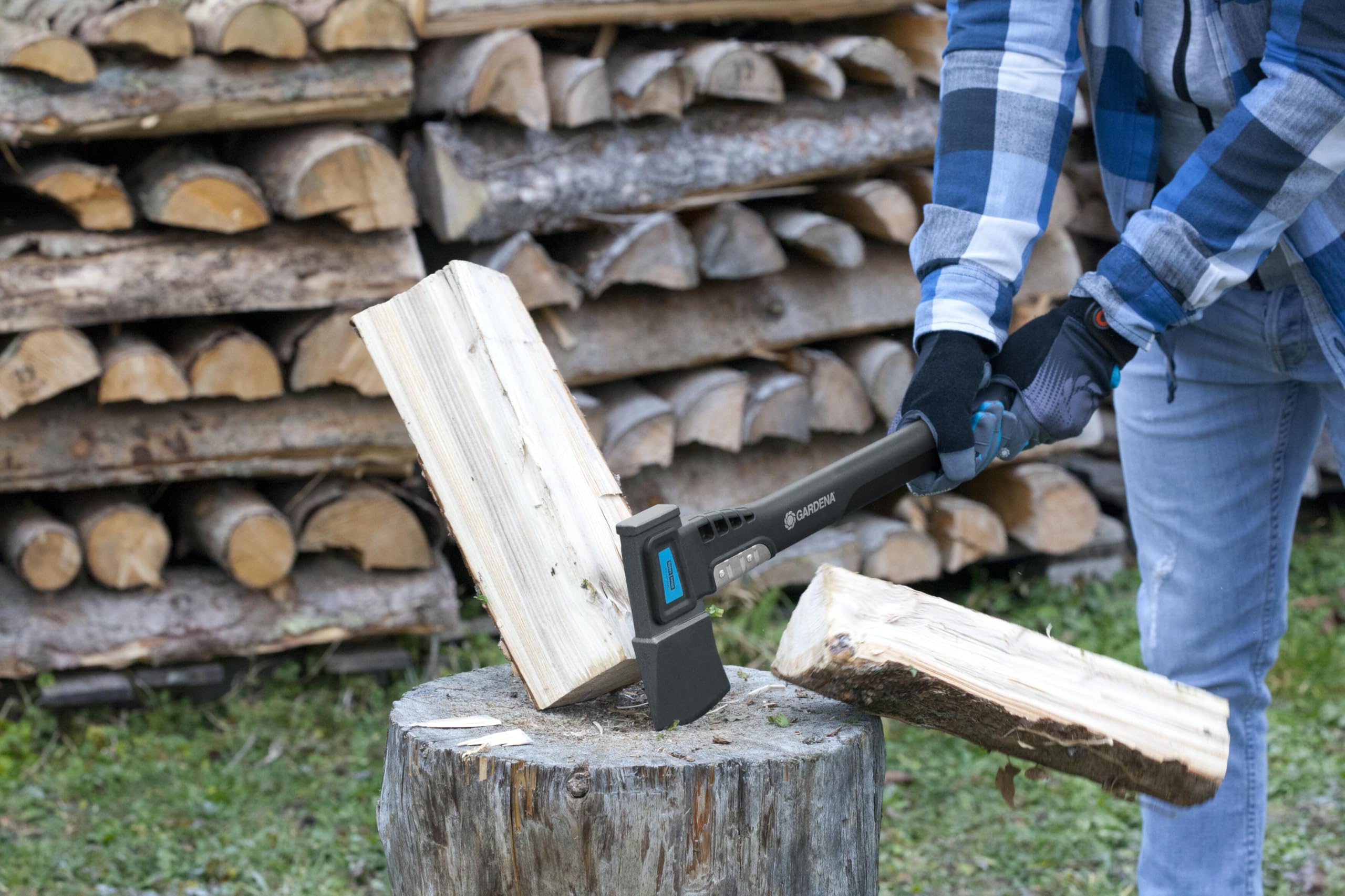 Gardena Universal Axe 1400 A, Versatile Axe for Various Wood Work, Non-stick Coating, Impact Protection, Hammer Function, 60 cm (8716-48), 08716-48