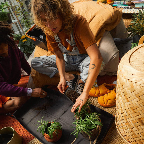 Fiskars Planting Mat, Foldable, High mat edge, Suitable for repotting, 82.5 x 44.5 cm, Black, 1071304