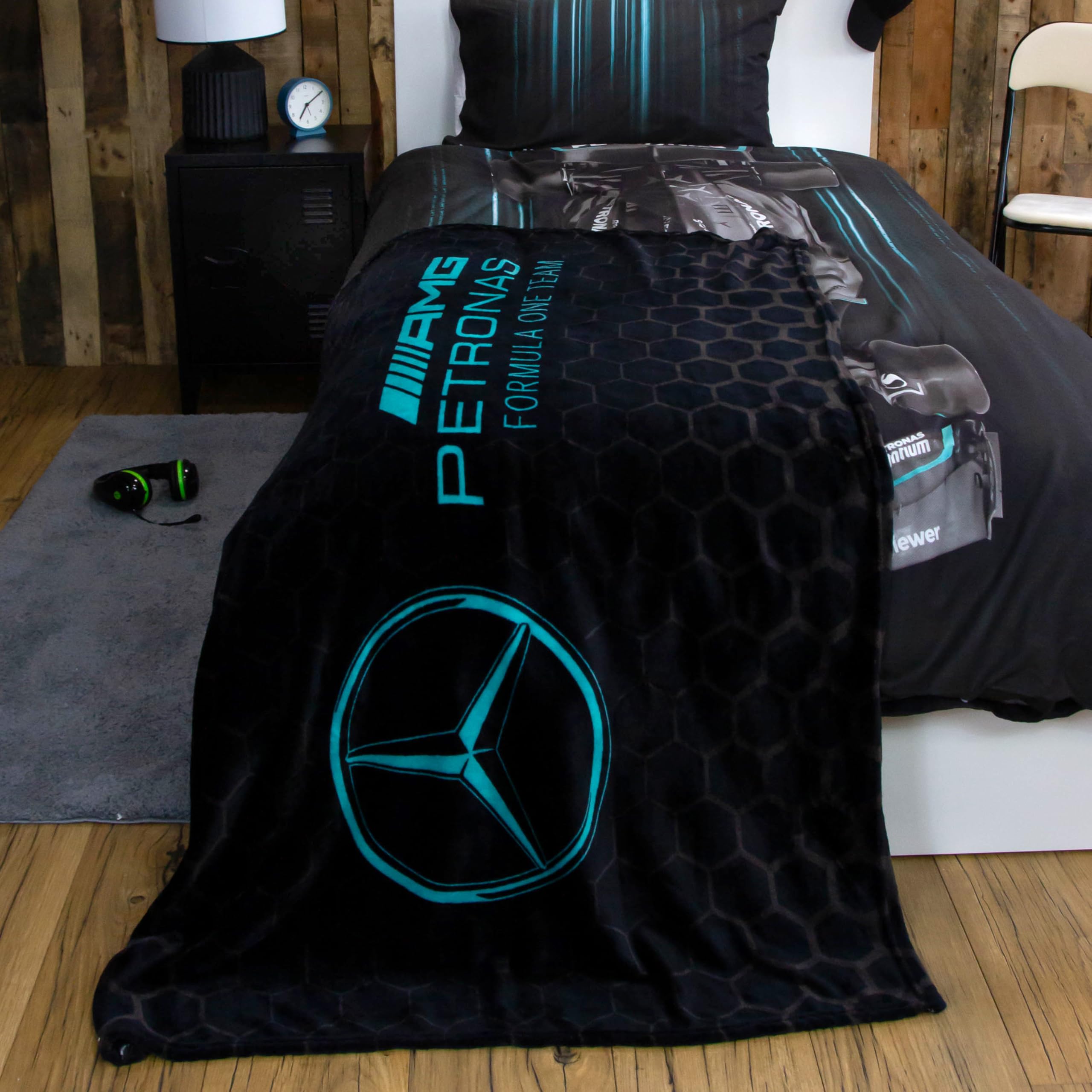 Mercedes AMG Petronas Official Fleece Blanket | Super Soft Warm Black Throw, Stealth Formula One Design | Perfect For The Bedroom, Camping & Sleepovers 100 x 150cm