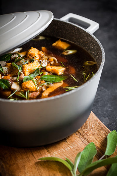 MasterClass Casserole Dish With Lid, Medium 4L/24 cm, Lightweight Cast Aluminium, Induction Hob And Oven Safe, Black