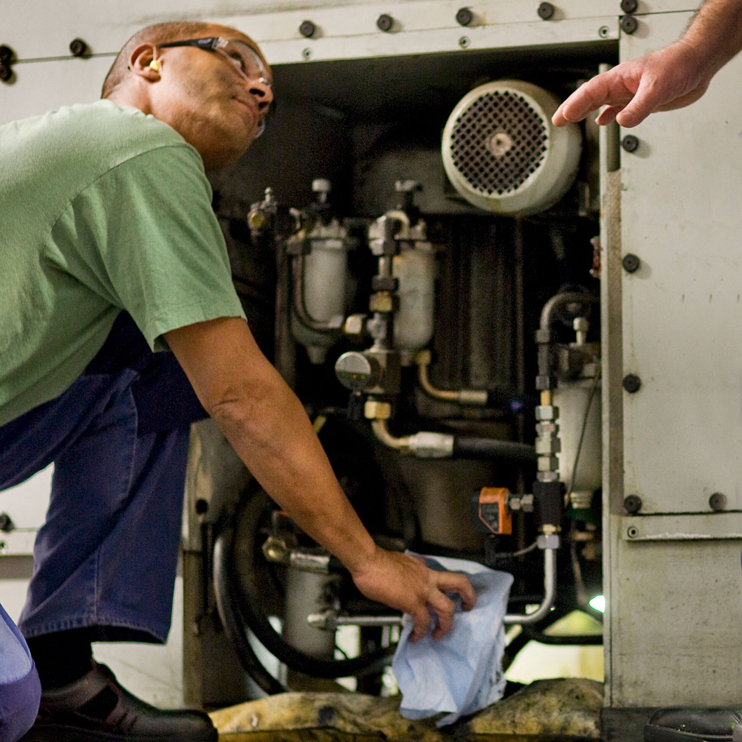 Tork 130070 Heavy-Duty Wiping Paper / 2 Ply Absorbent Paper Roll Suitable for Tork W1 Wipers Wall/Floor/Standard System / Blue / 1 x 340m / Ø 37.5cm