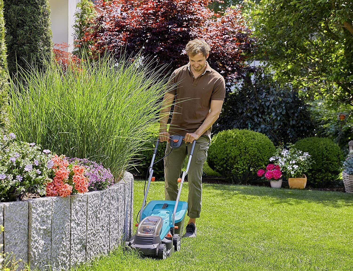 Gardena Battery Lawnmower PowerMax 32/36V P4A ready-to-use: Lawnmower for lawns up to 200 m², 32 cm cutting width, 30 l collector volume, cutting height 20–60 mm, w/ 2 x 18 V P4A batteries (14621-28)