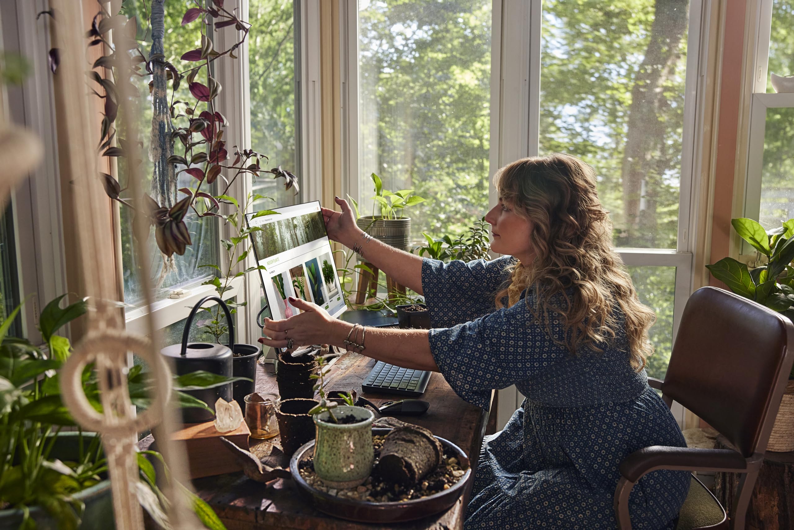 HP Series 5 27" FHD Height Adjust Monitor (527sh) - 100Hz Refresh Rate, 1500:1 AR, 99 percent sRGB Spectrum, 300 Nits Brightness - HDMI, VGA Ports - Ergonomically Adjustable - Responsibly Made