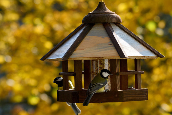 dobar? 21390 Camouflage Bird Feeder Made of Wood - Hanging Bird House - Includes Feeder - Compact Bird Villa - 35 x 35 x 29 cm - Brown/Beige/Grey