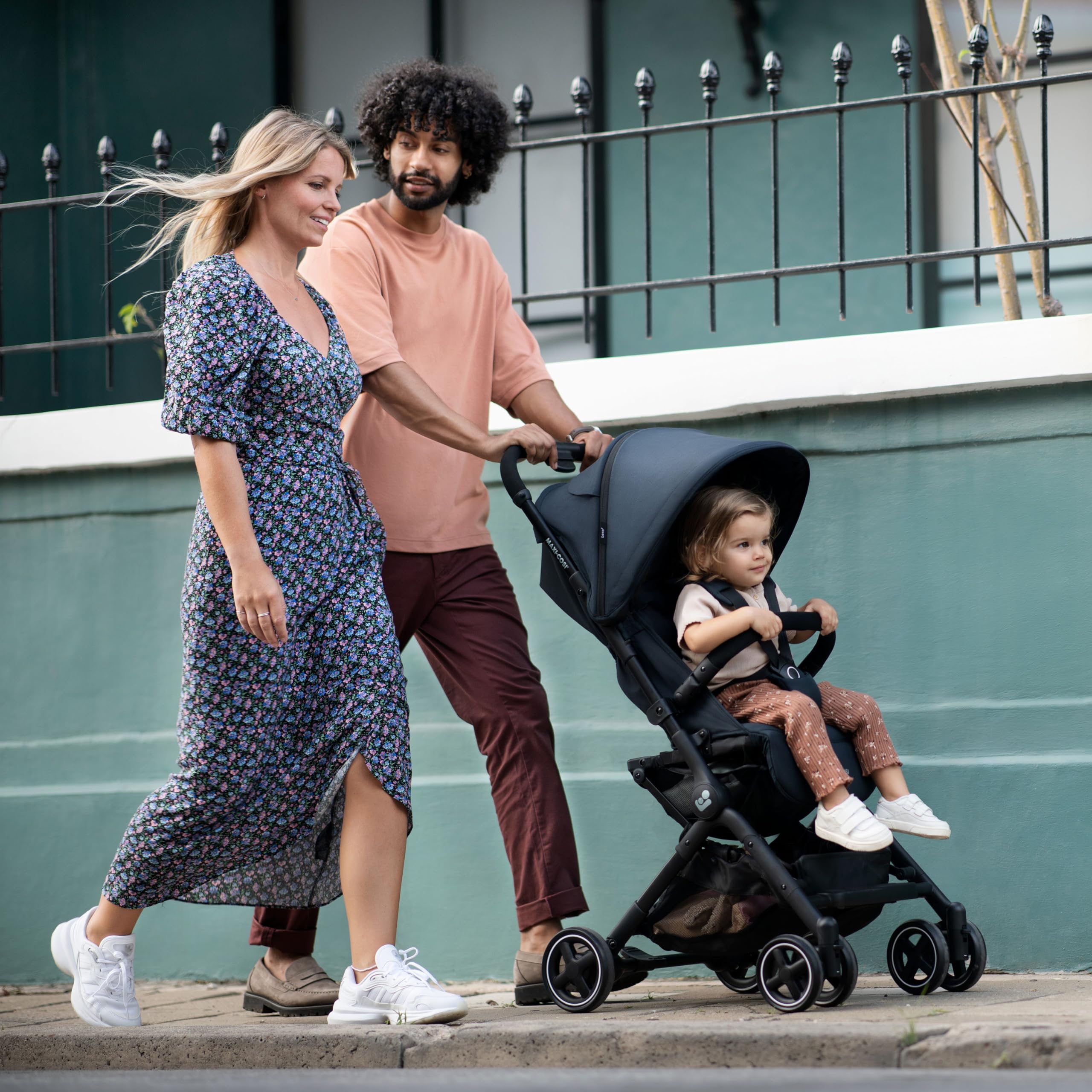 Maxi-Cosi Lara2 Pushchair, 0-4 Years, 0-22 kg, Baby Stroller, Lightweight & Compact Stroller, 3 Recline Positions, Lie-Flat position, Automatic Fold, Shoulder Strap, Rain Cover, Essential Graphite