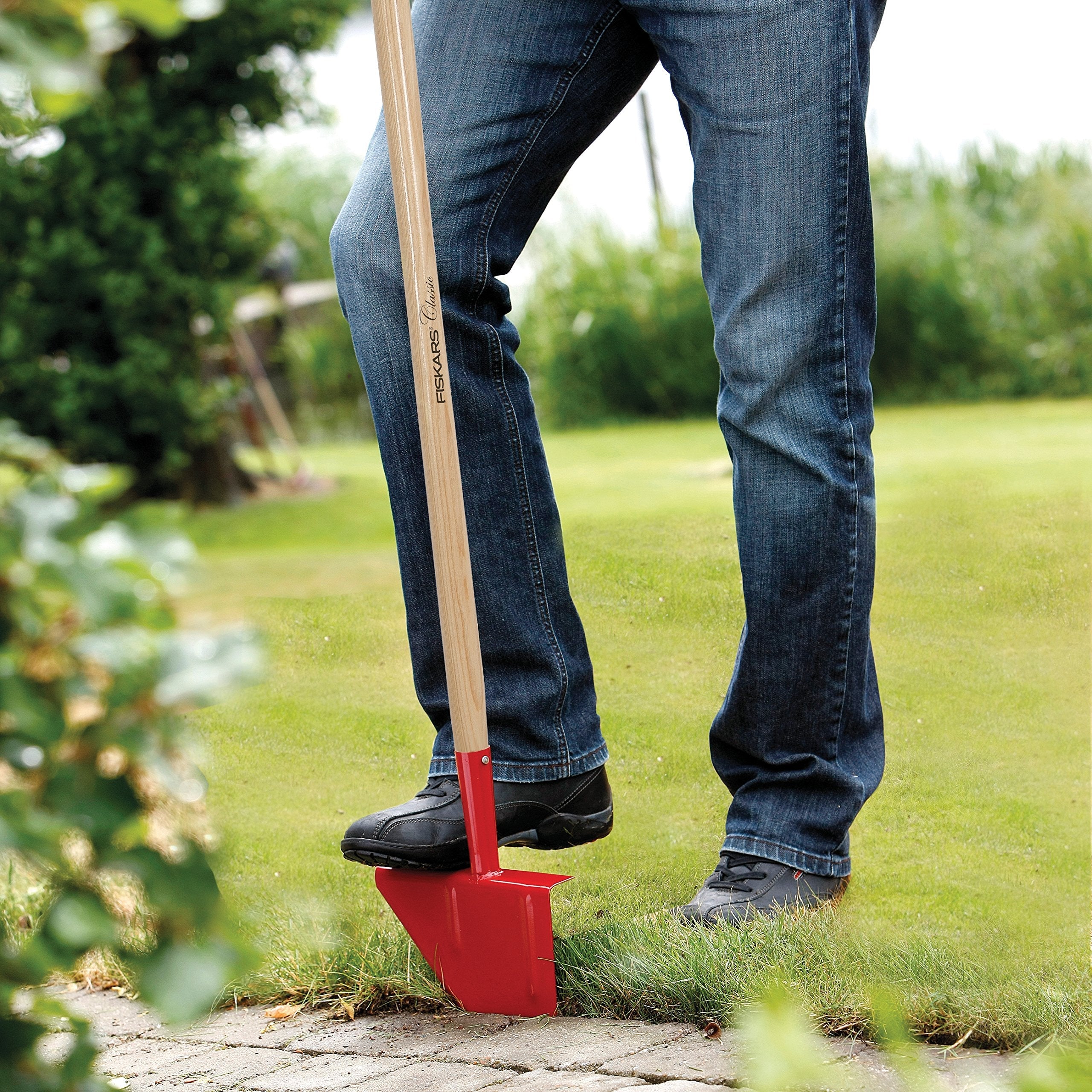 Fiskars Classic Lawn Edger, Length: 104 cm, Width: 23.5 cm, Boron steel head/Ash wood handle, Red/Natural Wood, 1003707