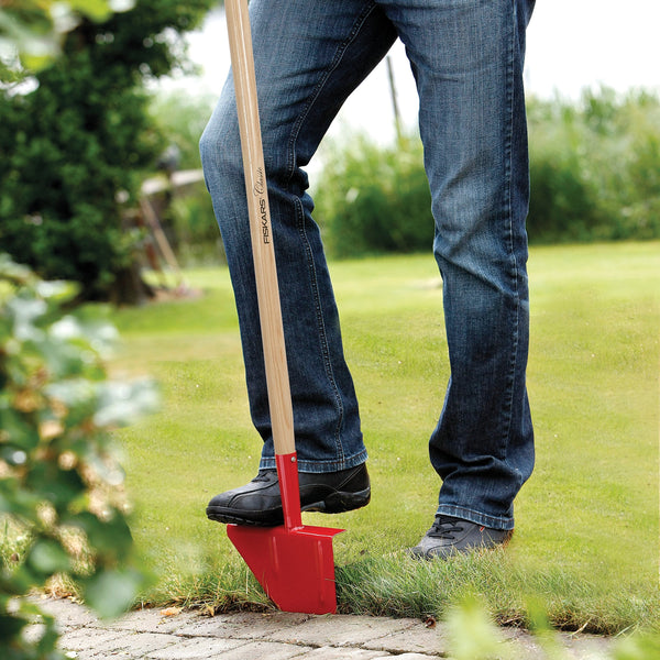 Fiskars Classic Lawn Edger, Length: 104 cm, Width: 23.5 cm, Boron steel head/Ash wood handle, Red/Natural Wood, 1003707