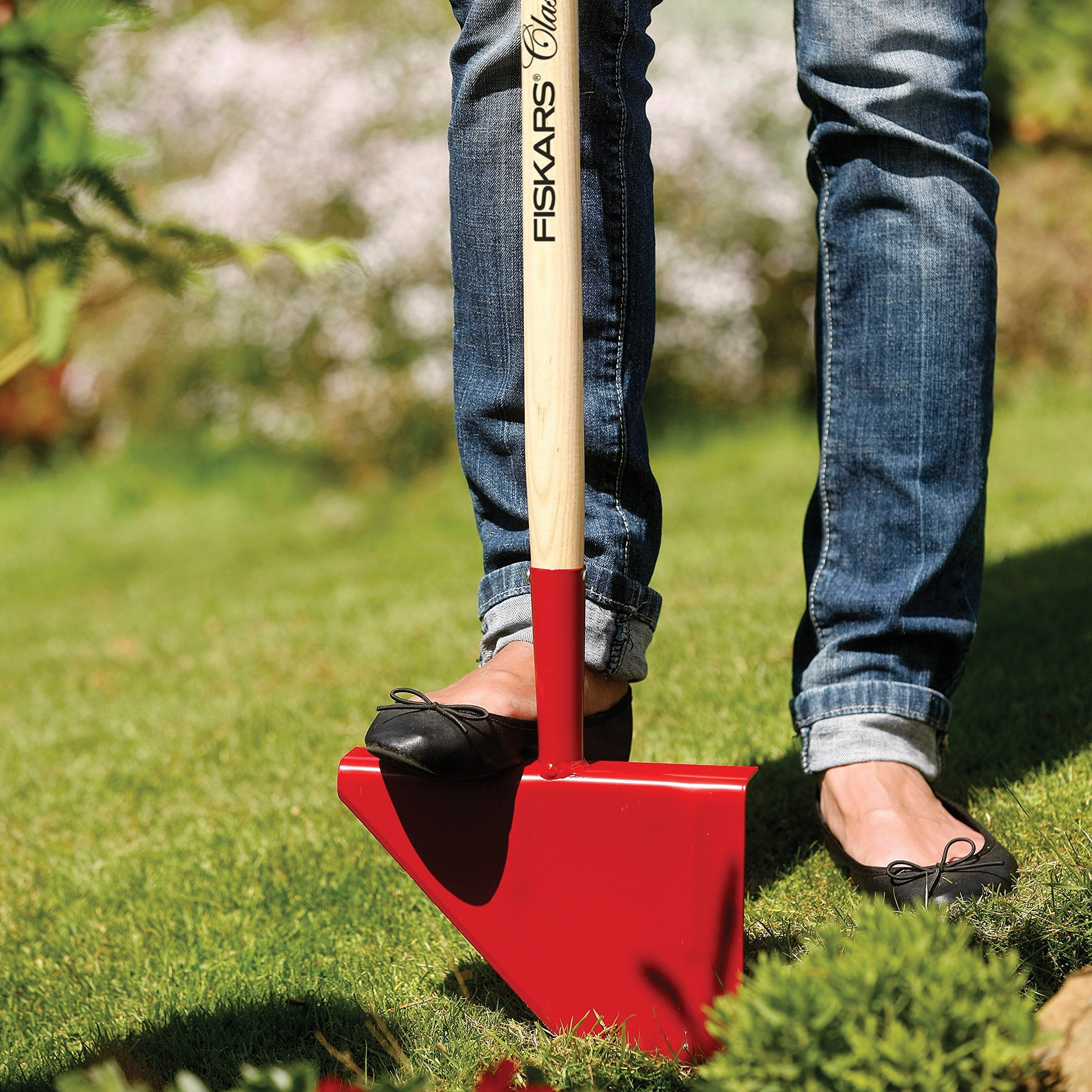 Fiskars Classic Lawn Edger, Length: 104 cm, Width: 23.5 cm, Boron steel head/Ash wood handle, Red/Natural Wood, 1003707