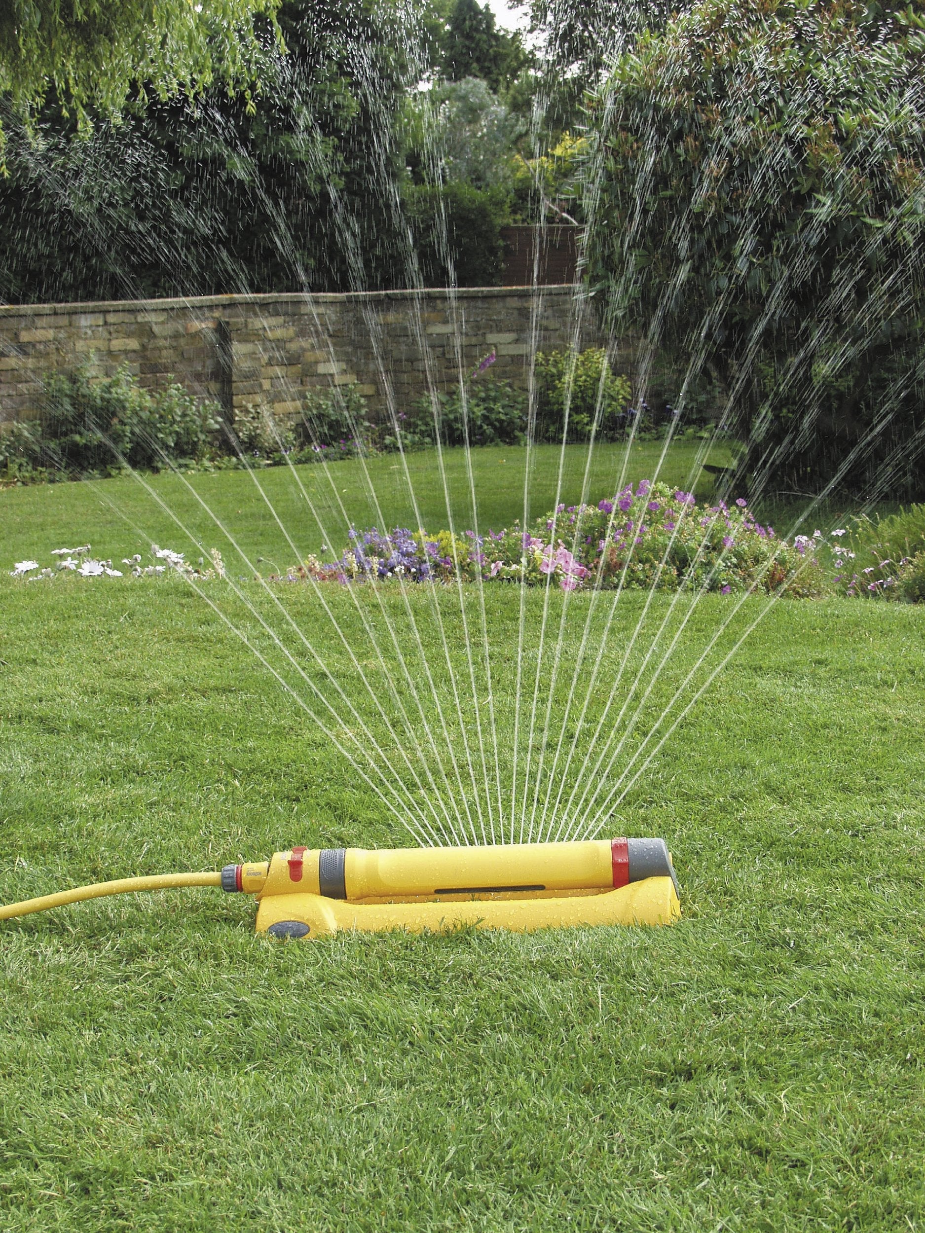 HOZELOCK - Rectangular Oscillating Sprinkler Pro 200 m? : Medium-area Rectangular Spray Sprinkler, Ideal for Lawns and Established Plants, Adjustable