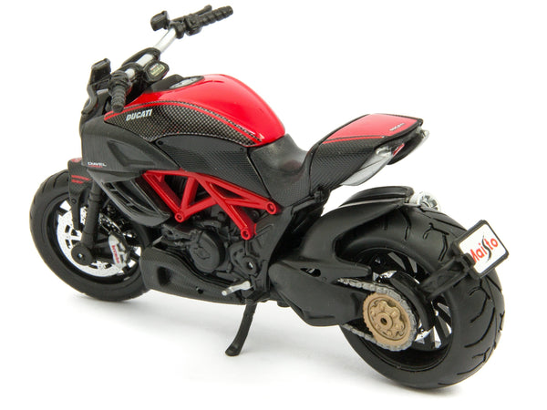 Ducati Diavel Carbon red/black - 1:18 Scale Motorbike Model