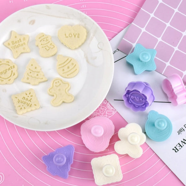 4 in 1 Three-Dimensional Fondant Biscuit Embossing Mold Push-Type Cake Mold Random Style Delivery, Push-Type Cake Mold