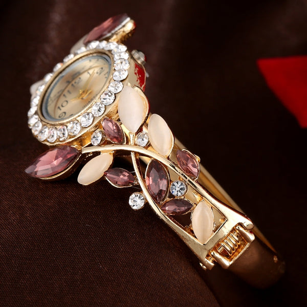 Ladies Retro Round Dial Diamond Petal Bracelet Quartz Watch