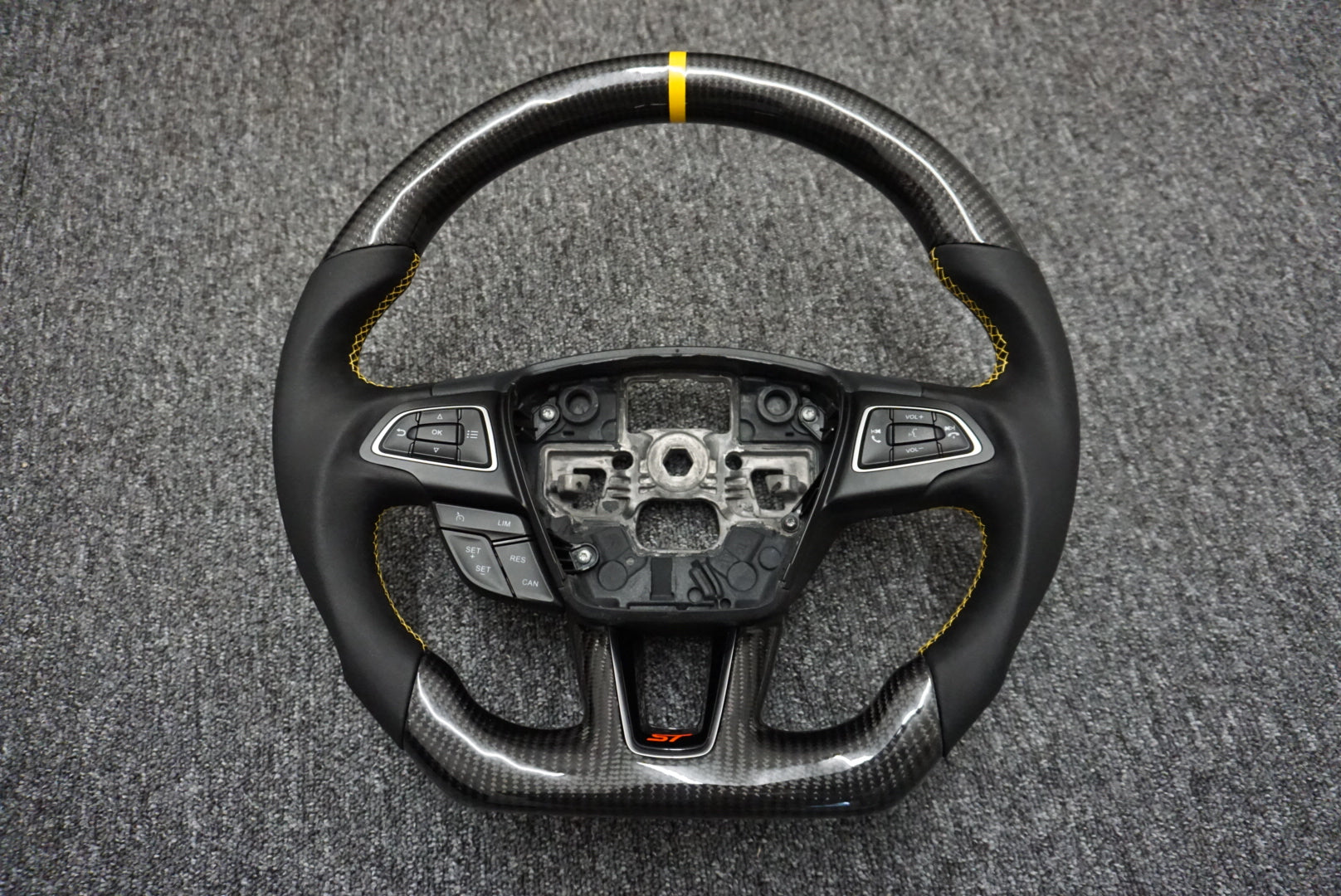 Ford Focus MK3.5 Base / ST / RS Carbon Fibre Steering Wheel (Custom 2014 - 2018)