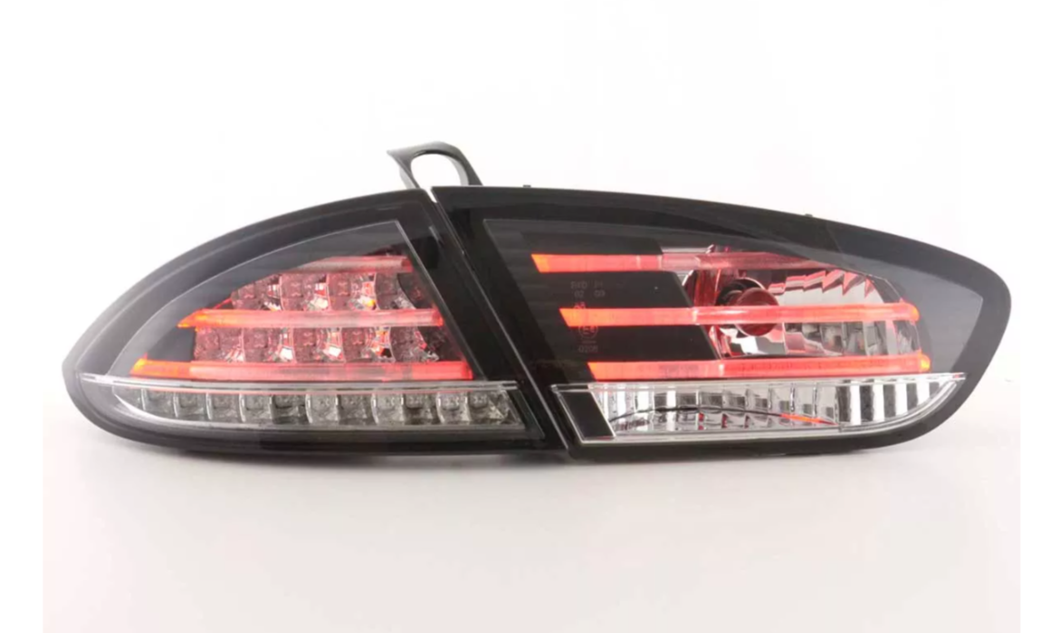 FK Paar LED-Rückleuchten Lightbar Seat Leon 2 MK2 1P 09-12 schwarz verchromt LHD